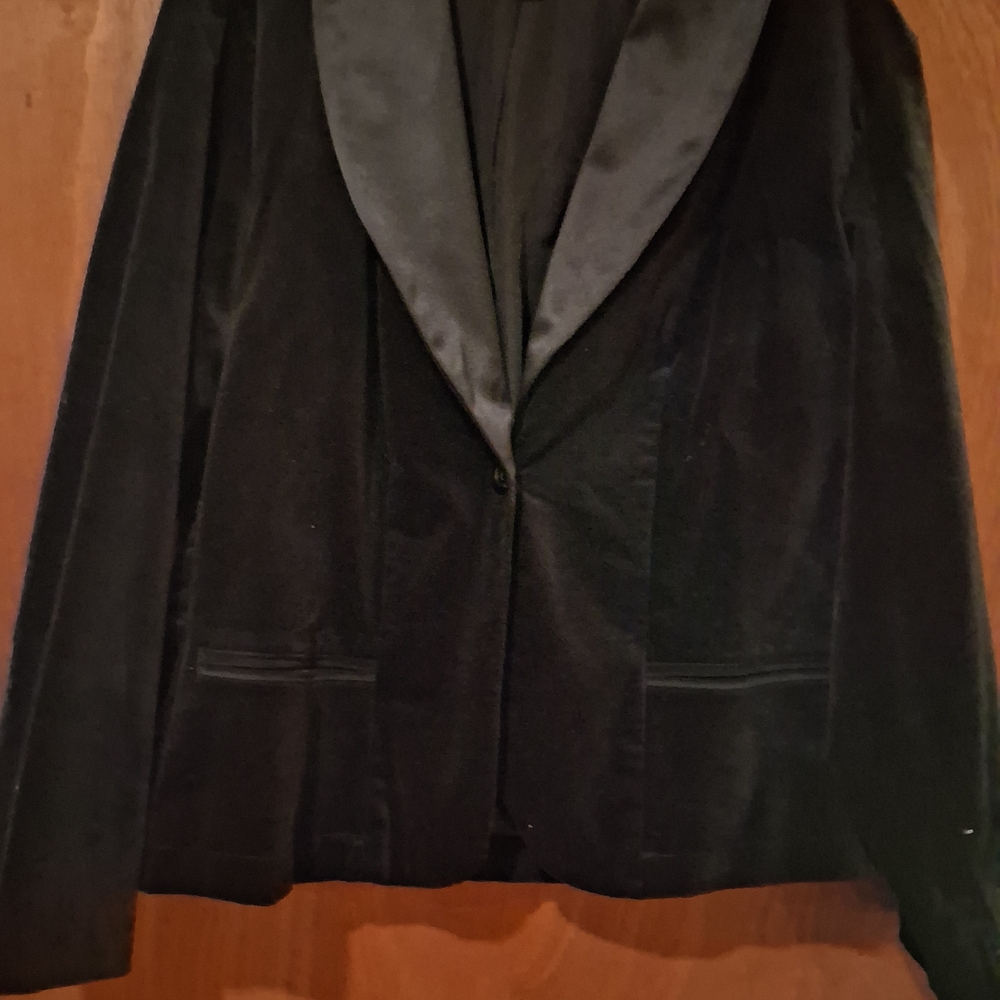Elegant Black Blazer with Satin Lapel